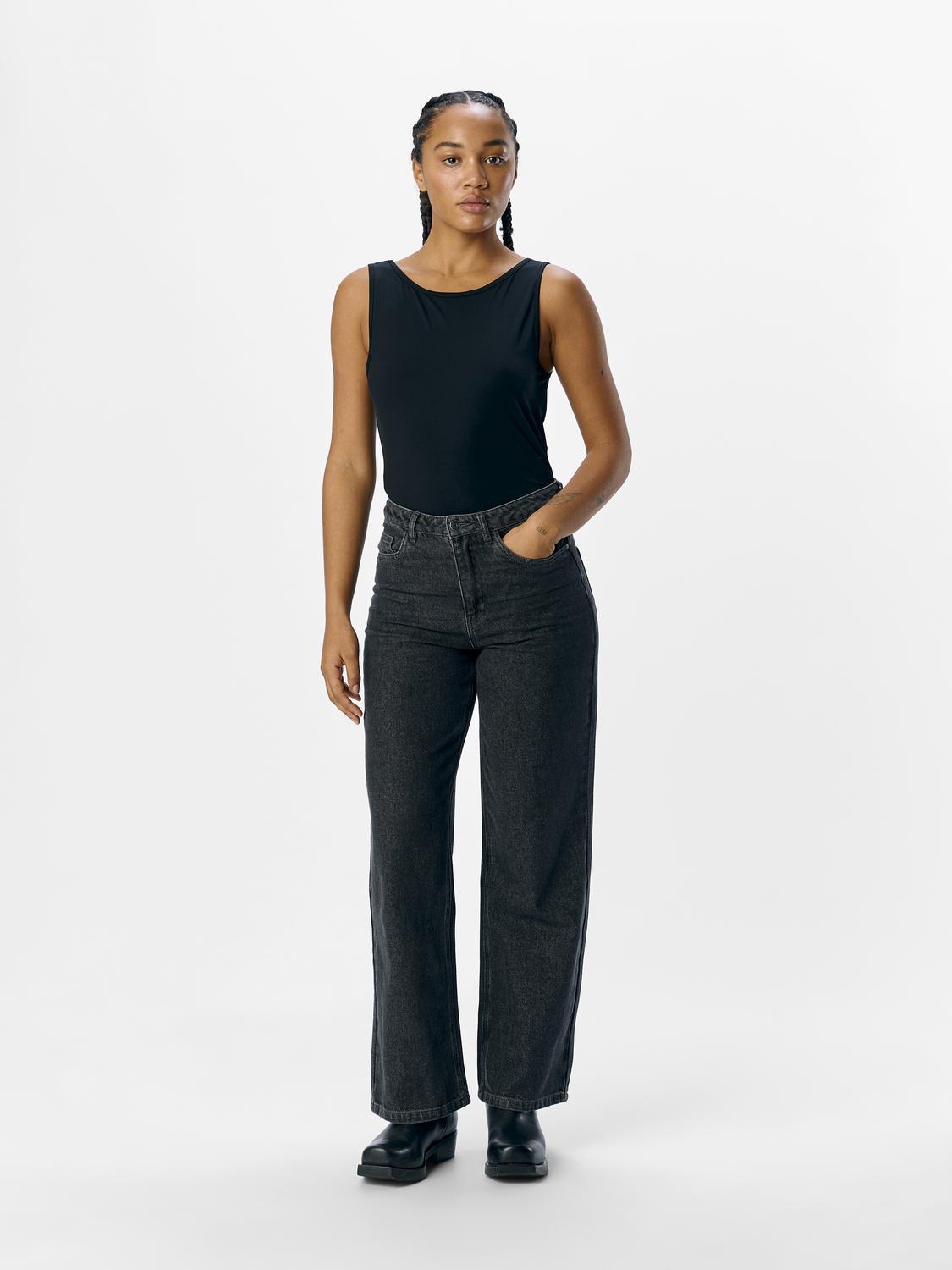 model_shot-front_full